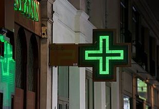 Photographie d'une croix verte de pharmacie
