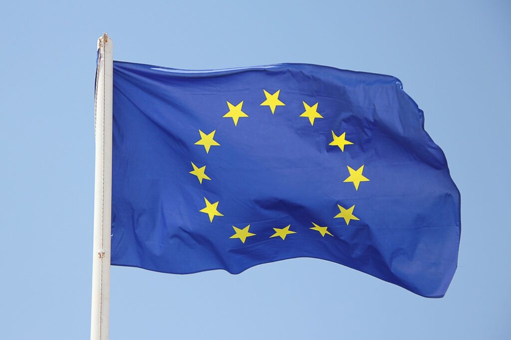 Drapeau européen constitué d'un cercle de douze étoiles dorées sur fond bleu
