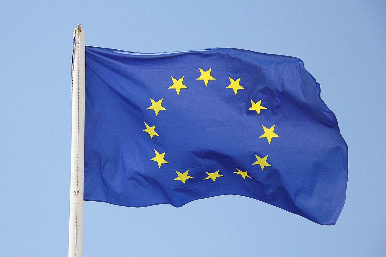 Drapeau européen constitué d'un cercle de douze étoiles dorées sur fond bleu