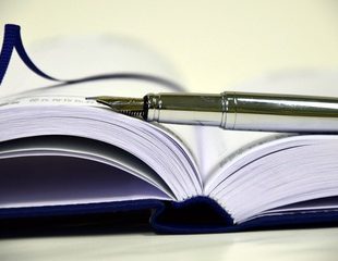 Cahier et stylo plume en gros plan