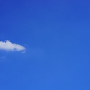 ciel bleu avec un tout petit nuage