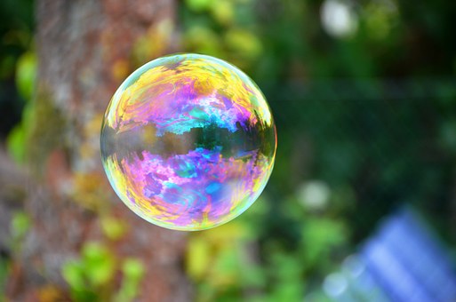 Pourquoi les bulles de savon sont-elles multicolores ?