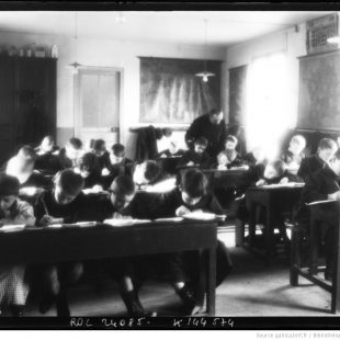 une salle de classe au travail, 1912 / Agence Rol.