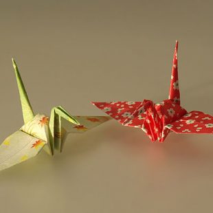 photographie de deux grues en origami (symbole de longue vie)