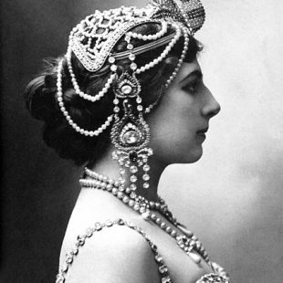 Portrait photographique en noir et blanc de Mata Hari de profil