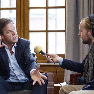 Photo d'une interview du Premier ministre Rutte des Pays-bas