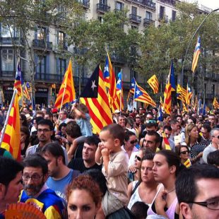 photographie de manifestation d'indépendantistes catalans