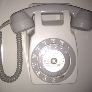Téléphone gris à cadran des années 70