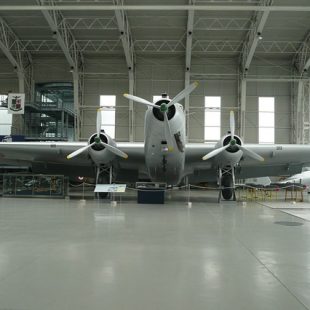 Photographie d'un hangar d'avions