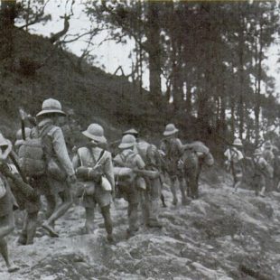 Photographie de la retraite des français lors du coup de force japonais
