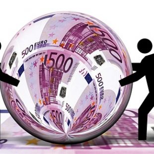 image virtuelle d'une boule de cristal reflétant des billets de 500 euros
