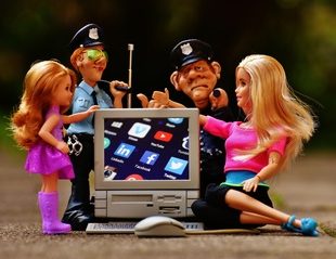 figurines de policiers mère et enfant autour d'un écran de portable