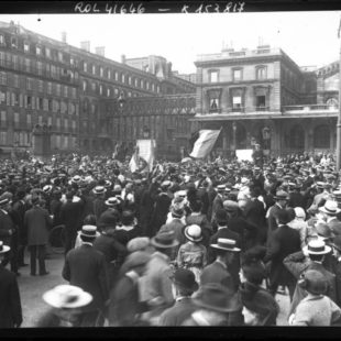 Les mobilisés parisiens devant la gare de l'Est le 2 août 1914.