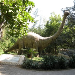 Statue de dinosaure à Indroda Nature Park (Inde)