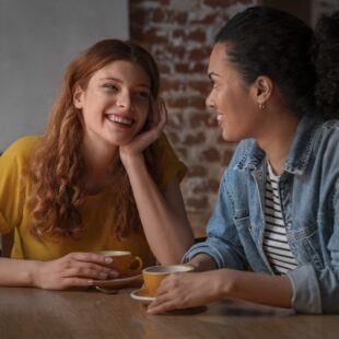Deux femmes en train de discuter autour d'un café.