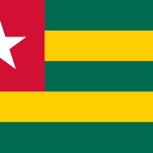 Drapeau du Togo. bandes vertes et jaunes. etoile blanche sur caré rouge.