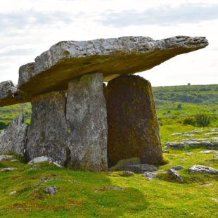 Paysage breton avec un dolmen