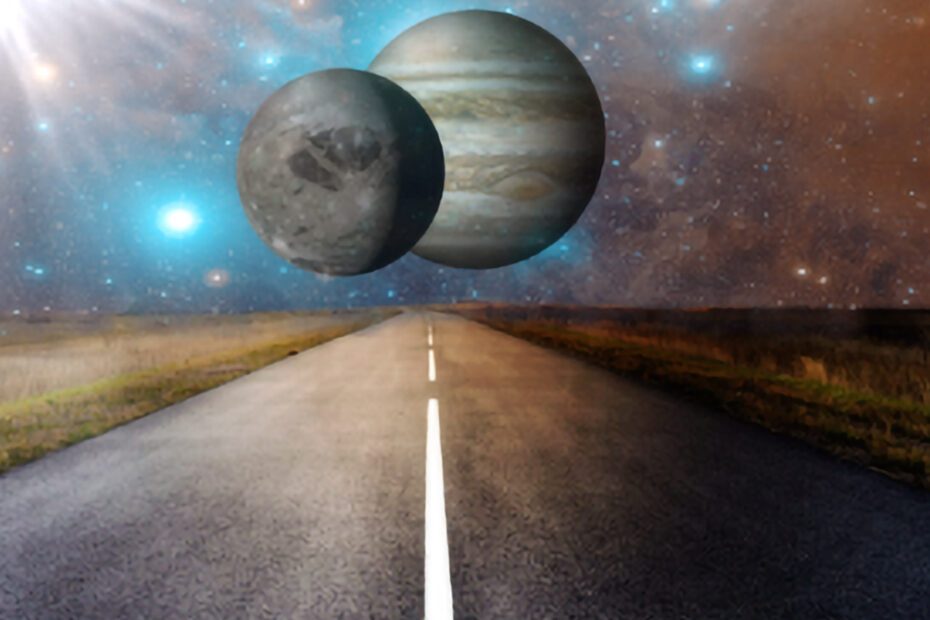 Deux planètes côte à côte au-dessus d’une route bitumée