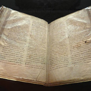Photographie du manuscrit ouvert des Serments de Strasbourg