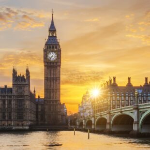 Vue de Londres, Big Ben et Tamise au coucher de Soleil.