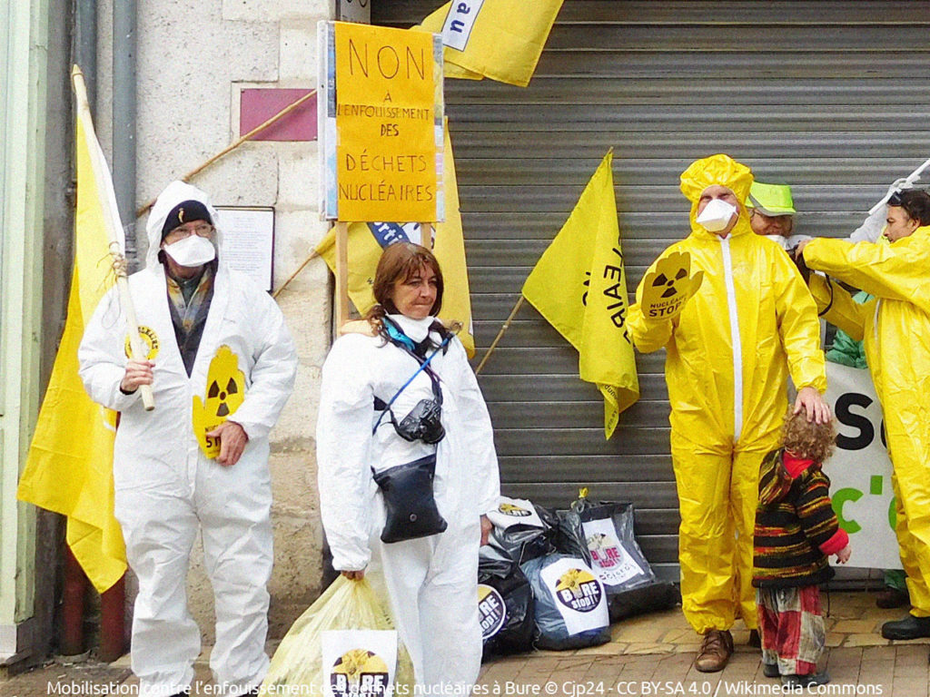 Personnes mobilisées contre l'enfouissement des déchets nucléaires à Bure.