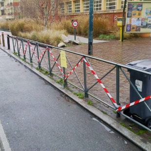 barrière de stationnement interdit devant une école
