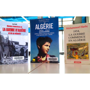 Trois ouvrages de Benjamin Stora, Mohammed Harbi, Guy Pervillé sur la guerre d'Algérie posés sur une table
