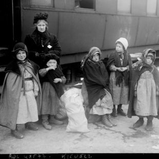 Enfants réfugiés sur la gare d'Evian en 1916