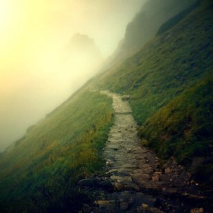 Petit sentier dans la montagne et dans la brume