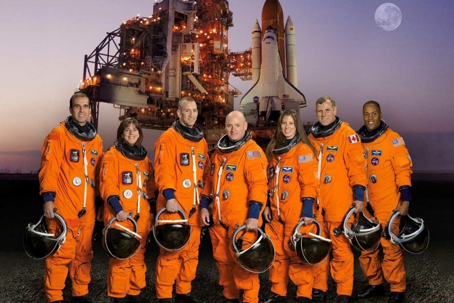 Equipe de 7 astronautes vêtus de leurs combinaisons de lancement et d'entrée dans la navette