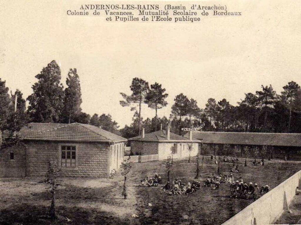 Photographie en noir et blancd'un camp de colonie de vancances d'Andernos les bains