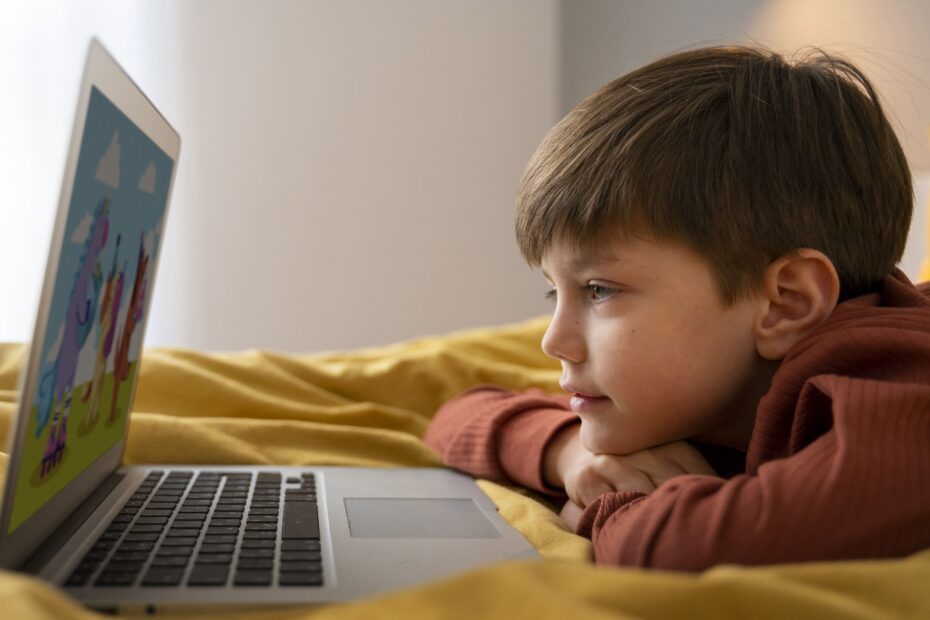 Image d'enfant devant un écran d'ordinateur