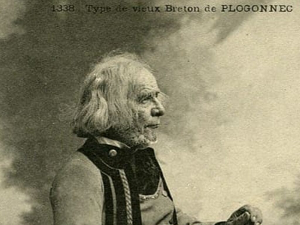 Carte postale en noir et blanc de de Joseph-Marie Villard, "Vieux breton de Plogonnec vers 1920".