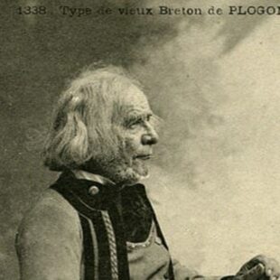 Carte postale en noir et blanc de de Joseph-Marie Villard, "Vieux breton de Plogonnec vers 1920".