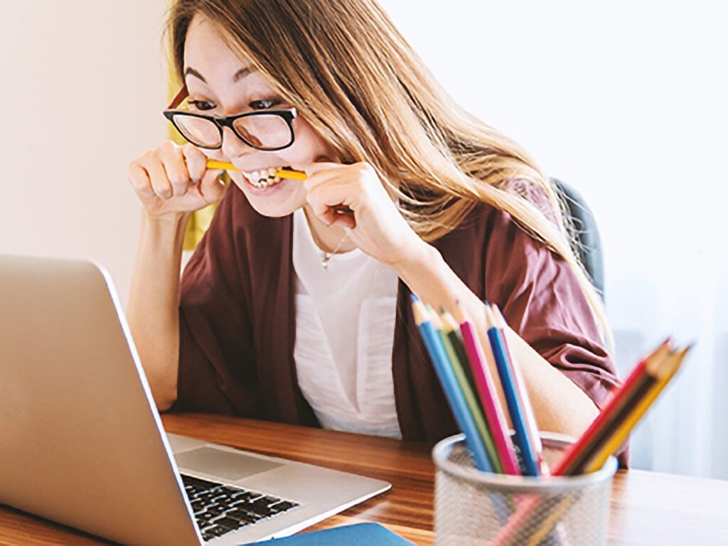 Lycéenne stressée devant son ordinateur