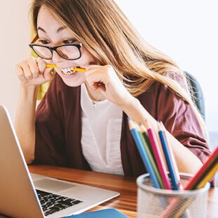 Lycéenne stressée devant son ordinateur