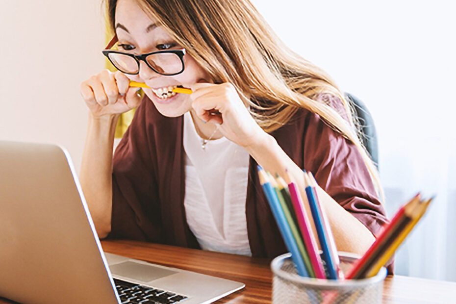 Lycéenne stressée devant son ordinateur