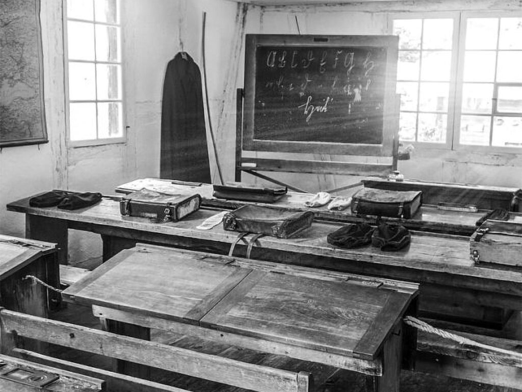 Photo noir et blanc d'une salle de classe ancienne