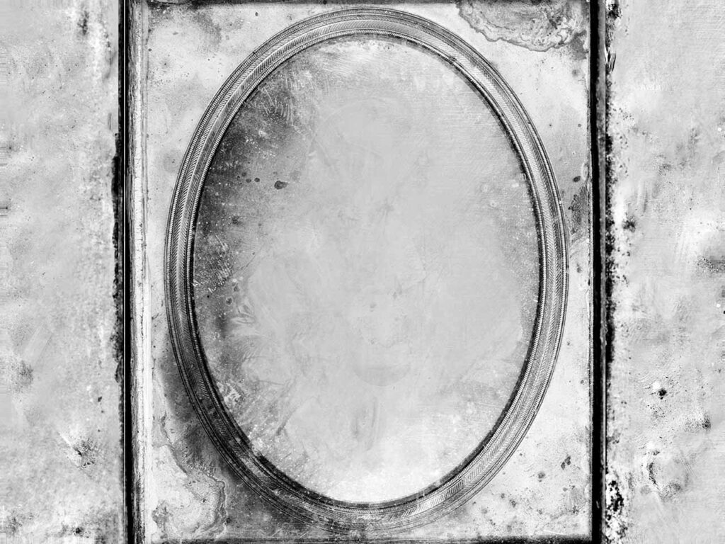 MIroir accroché sur un mur ancien