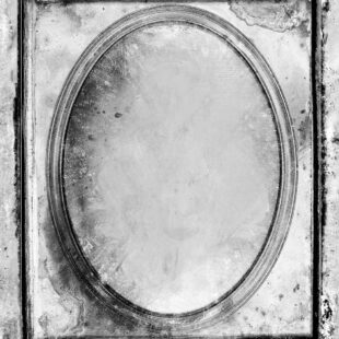 MIroir accroché sur un mur ancien