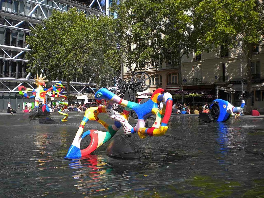 Fontaine Sravinsky avec pour arrière-plan le centre Georges Pompidou