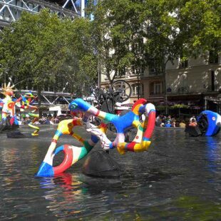 Fontaine Sravinsky avec pour arrière-plan le centre Georges Pompidou