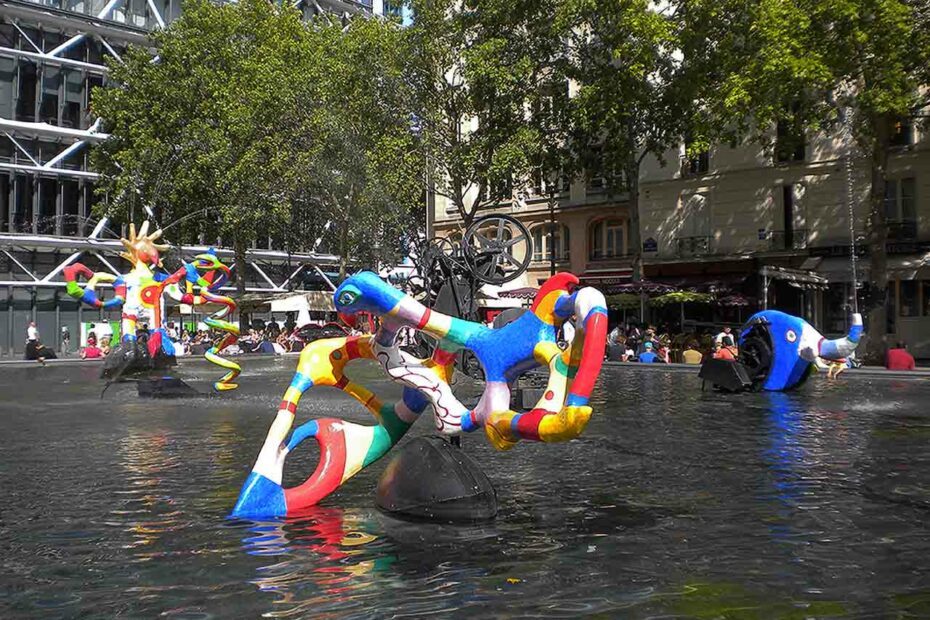 Fontaine Sravinsky avec pour arrière-plan le centre Georges Pompidou