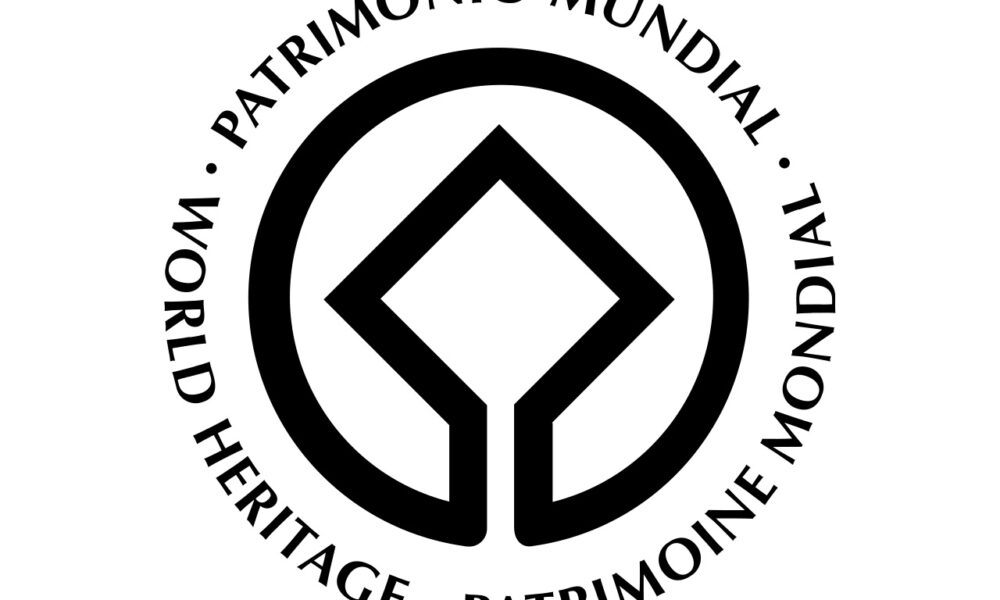 Logo en noir et blanc et en format paysage. Le carré du logo représente le patrimoine bâti créé par l'homme. Il est entouré par un cercle qui symbolise le globe terrestre évoquant le patrimoine naturel.