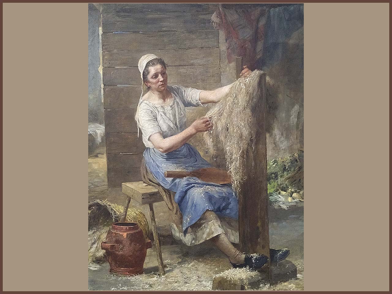 Tableau du 19eme siècle de Eugène Damas en couleurs représentant une teilleuse de chanvre. Le tableau est au format portrait et montre la teilleuse, au centre de l'image, en train de travailler le chanvre. Le tableau est lumineux et une atmosphère tranquille se dégage